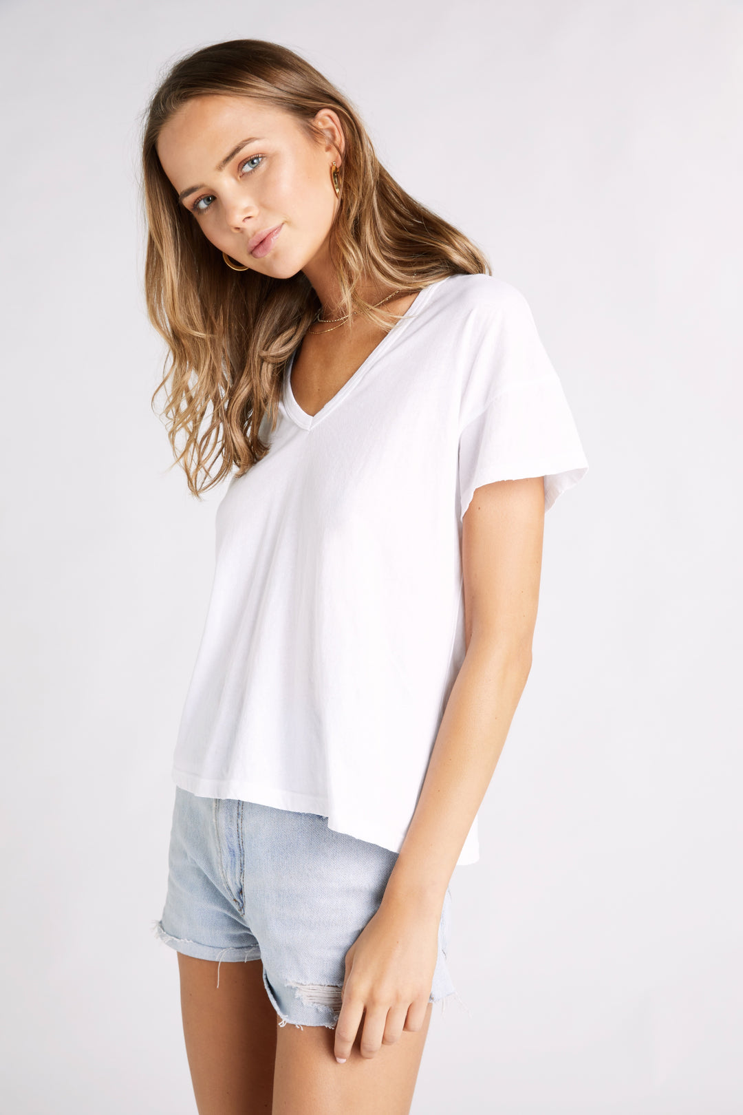 Chrissy V-Neck Tee i CLEAN WHITE