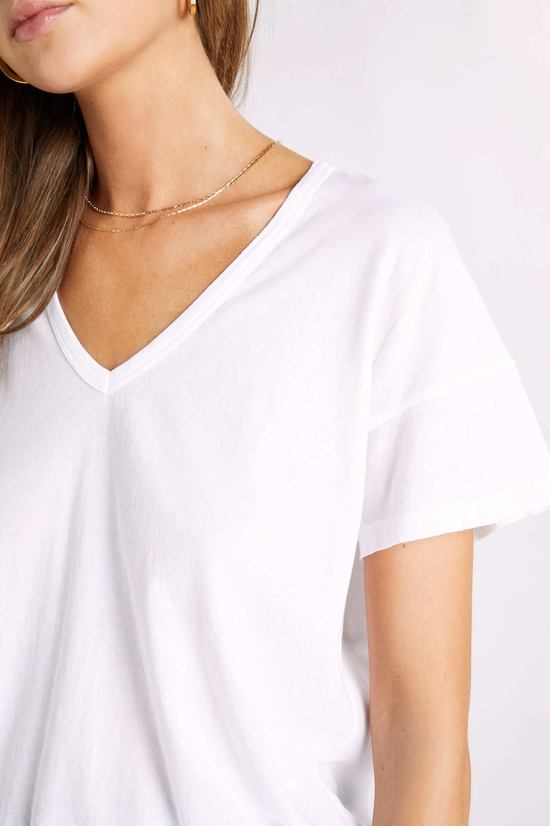 CHRISSY V-NECK TEE I CLEAN WHITE